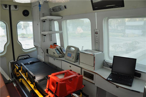 精河县救护车内部